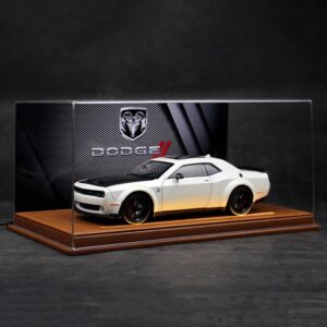 1/24 Dodge Challenger Hellcat With Display Case