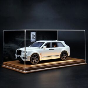 1/20 Rolls Royce Cullinan With Display Case